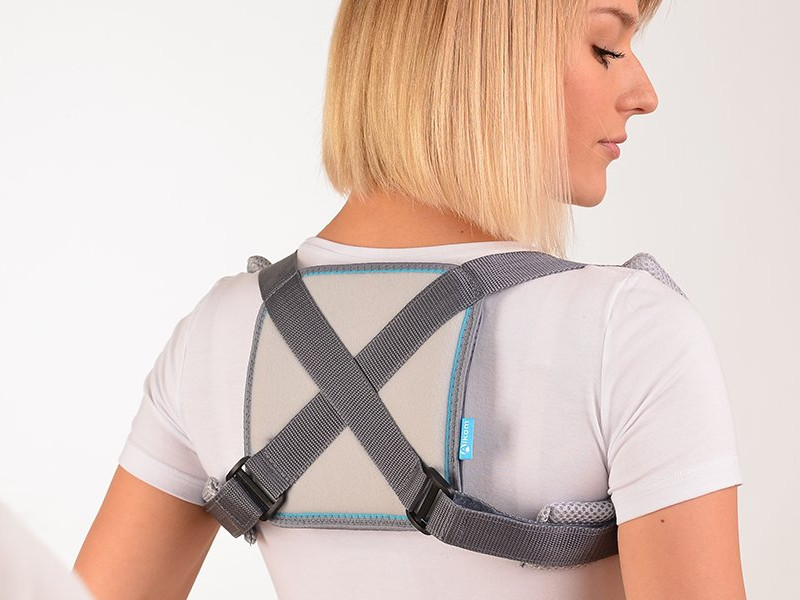 Корекція/виправлення постави за допомогою реклінатор